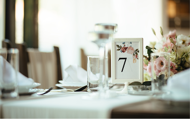 Table dressee pour un repas assis de mariage